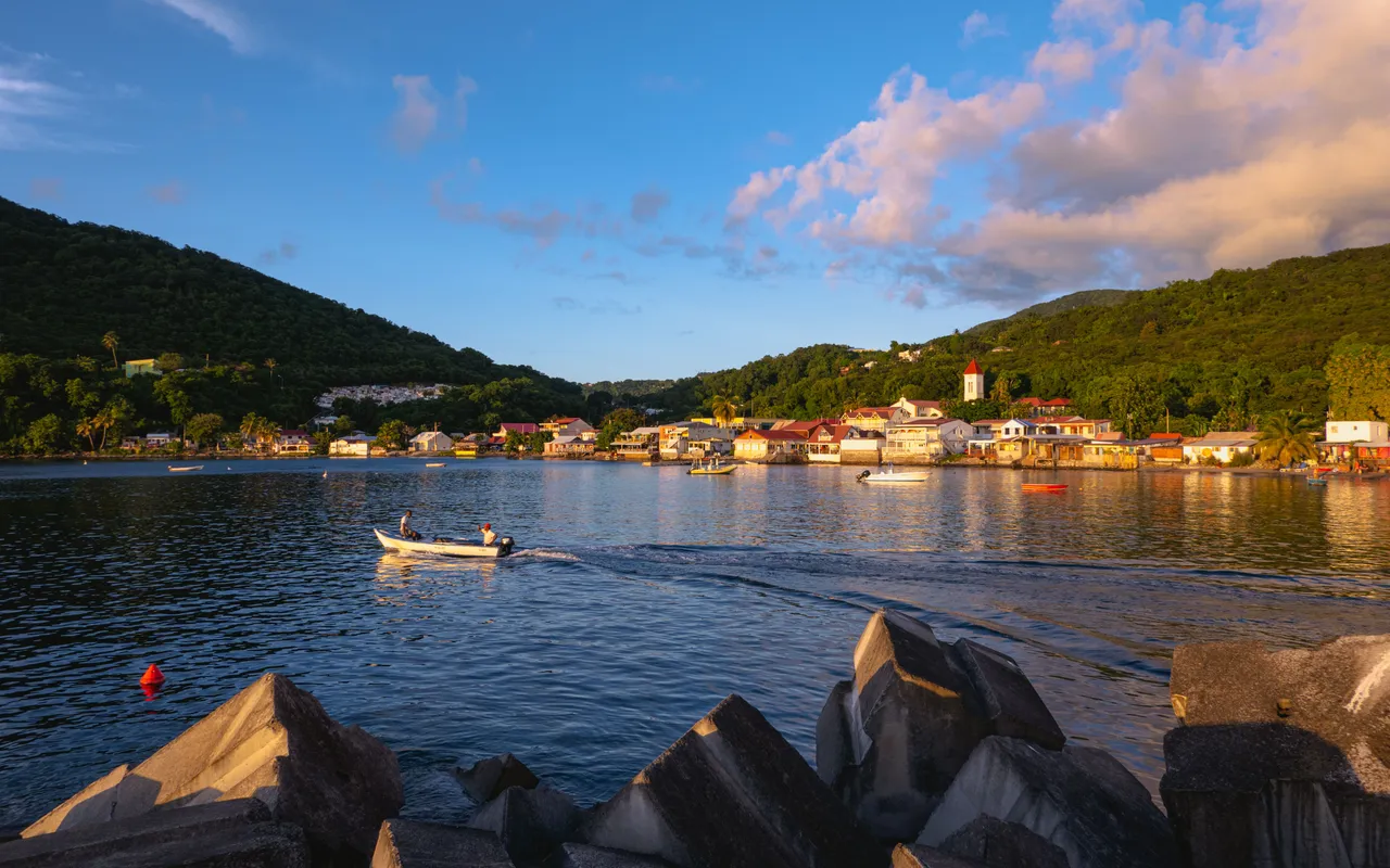 Photo — paysage de Guadeloupe ou centre de formation local, lumière chaleureuse
